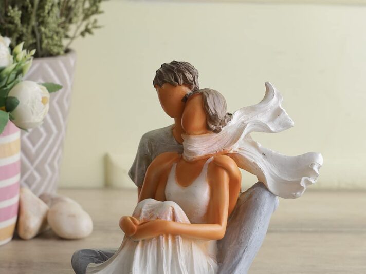 CraftVatika Sitting Love Couple Statue Showpiece, Handmade Couple Sculpture Figurine for Home Decor, Birthday Gift, Table Top, All Occasion (5.5x4.4x6 Inches), Multicolor